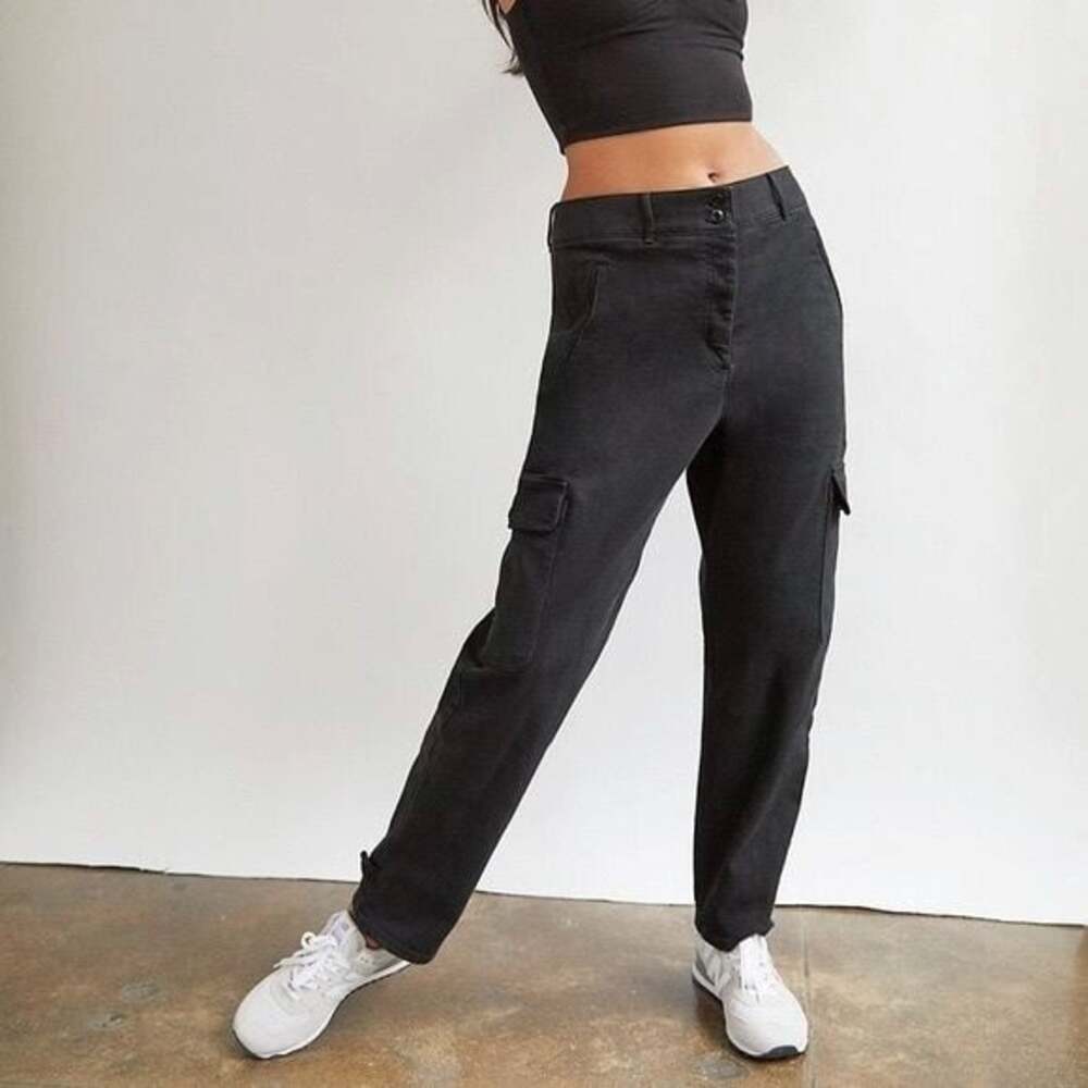 Wilfred Free Women 12 Modern Cargo Pant Black Side Pockets Tapered Leg Aritzia